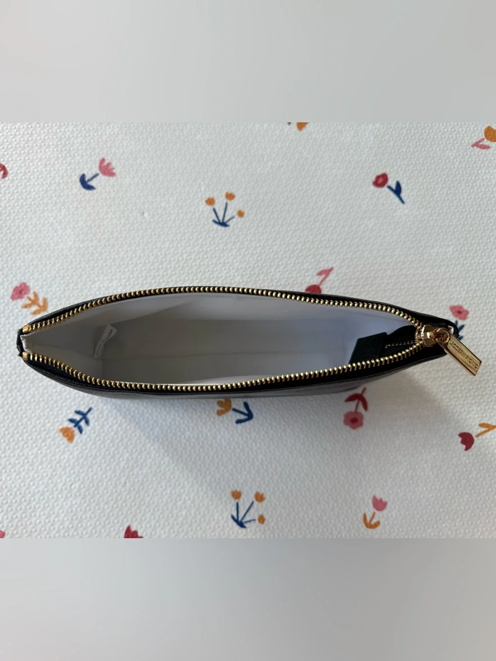 Modern Picnic Insulated Snack Pouch in Black